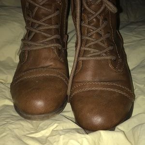 I’m selling these boots that I never wear anymore, brown In a 6 1/2 for girls